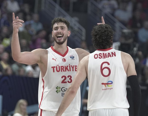 中金策略 挥汗如雨！火箭队晒全新训练照：谢泼德眼神专注，阿门缠斗范乔丹